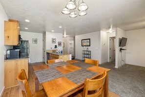 Dining - Multi Streaming  | Updated Kitchen | Quiet Neighborhood (Meridian)