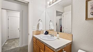 Combined shower/tub, hair dryer, towels