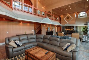 Smart TV, chimenea, reproductor de DVD y libros 