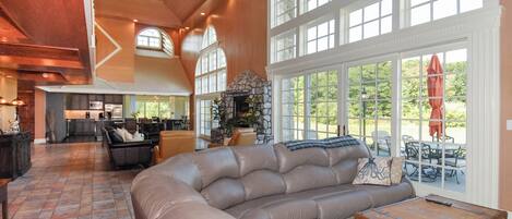 تلفزيون ذكي، مدفأة، مشغل دي في دي، كُتُب