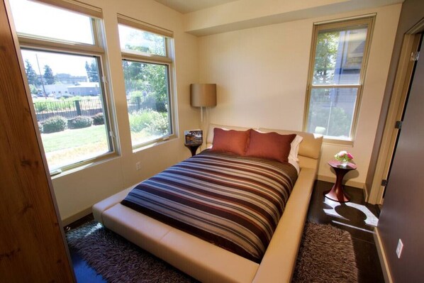 3 bedrooms, desk, WiFi