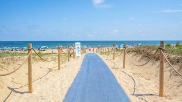 Perto da praia, espreguiçadeiras