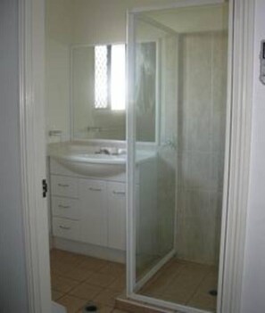 Basic Studio, 1 Double Bed | Bathroom | Shower, towels