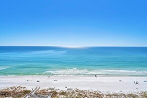 On the beach - 🦩Book Me Baby! A Hidden Gem! Gulf Front at The Pearl🦩 (Navarre)