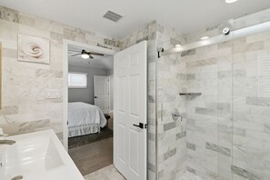 Ensemble douche/baignoire, sèche-cheveux, serviettes fournies, savon