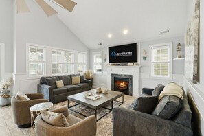 Smart TV, chimenea, reproductor de DVD y libros 