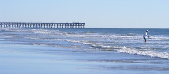 Sandy Feet Retreat-1/2 Block to Beach, Pet Friendly, Wi-Fi & Optional GC Rental 