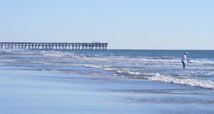 Sandy Feet Retreat-1/2 Block to Beach, Pet Friendly, Wi-Fi & Optional GC Rental