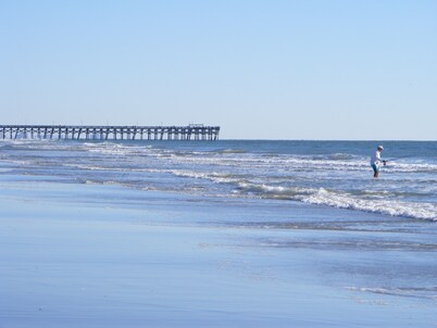Sandy Feet Retreat-1/2 Block to Beach, Pet Friendly, Wi-Fi & Optional GC Rental 