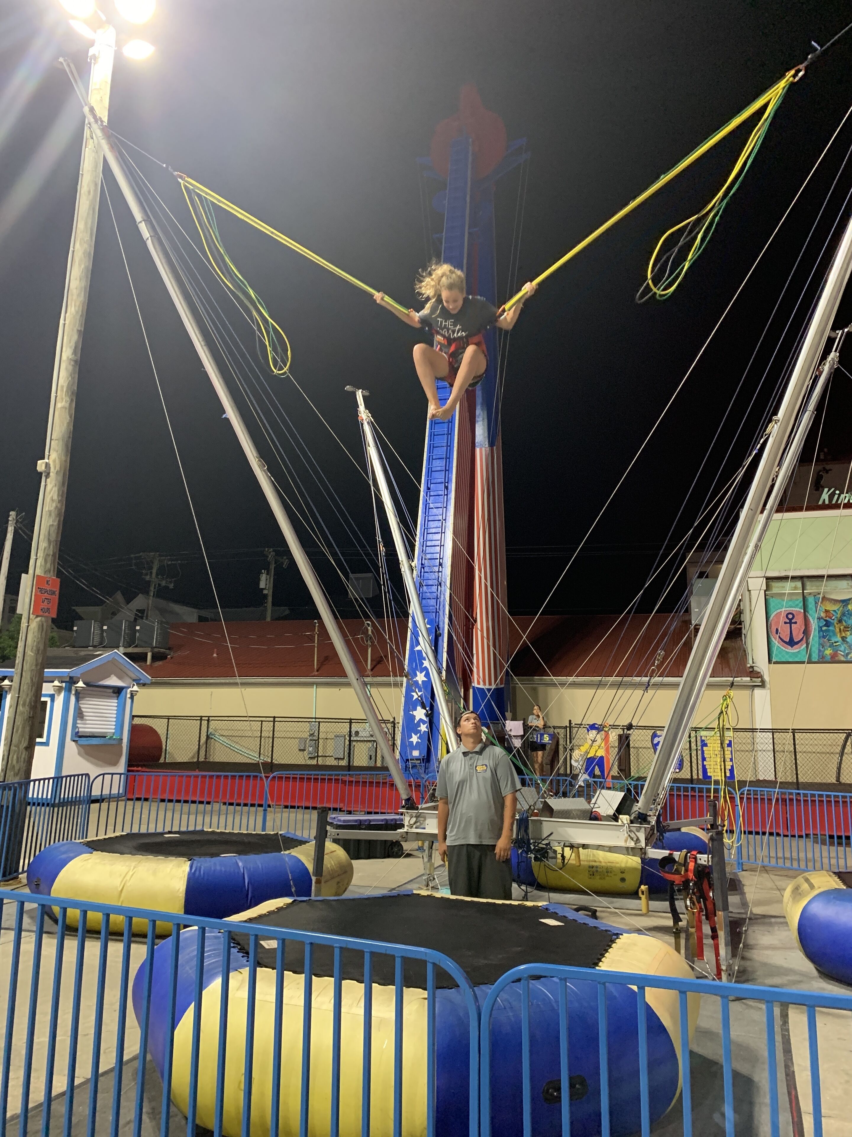 Una tenda da circo con un trapezista in azione.