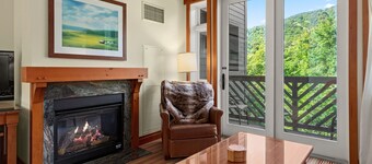 Luxury Studio Ski in -ski out Mt Mansfield Views, Mountain Golf Course Access