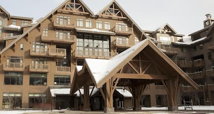 Luxury Studio Ski in -ski out Mt Mansfield Views, Mountain Golf Course Access