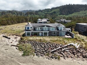 Exterior - Amazing Large Ocean Front Home - Direct Beach Access & Views Galore! (Neskowin)