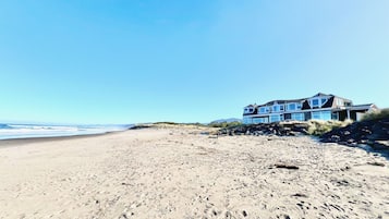 På stranden