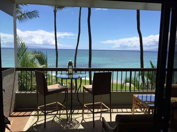 Outdoor dining - OCEANFRONT PARADISE Direct Private Sandy Beach! Sunsets Hale Mahina NO HOST FEE (Lahaina)