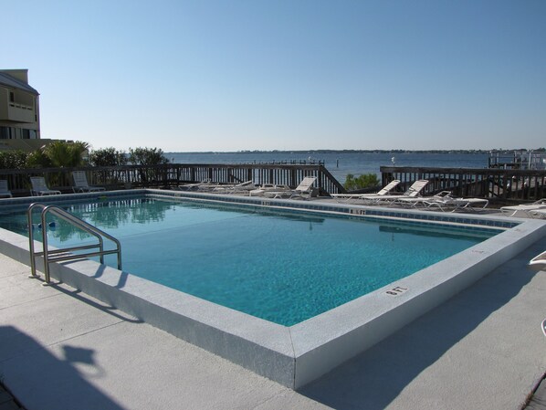 حمّام سباحة خارجي