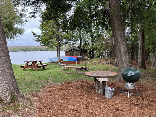 Beautiful Lakeside Cabin - Great Location & Amenities (Canoe, Kayak, Boat, etc)