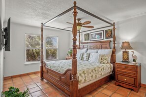 6 bedrooms, iron/ironing board, travel cot, free WiFi - OPEN 4TH OF JULY! Rent 3 Nights 4th Free! Downtown Port A, Game Room Tiki Bar (Port Aransas)