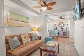 Smart TV, fireplace, DVD player, table football - OPEN 4TH OF JULY! Rent 3 Nights 4th Free! Downtown Port A, Game Room Tiki Bar (Port Aransas)