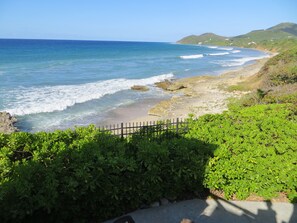 Plage, chaises longues, serviettes de plage