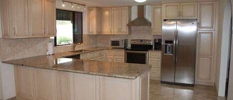 Kylskåp, mikrovågsugn, ugn och spishäll