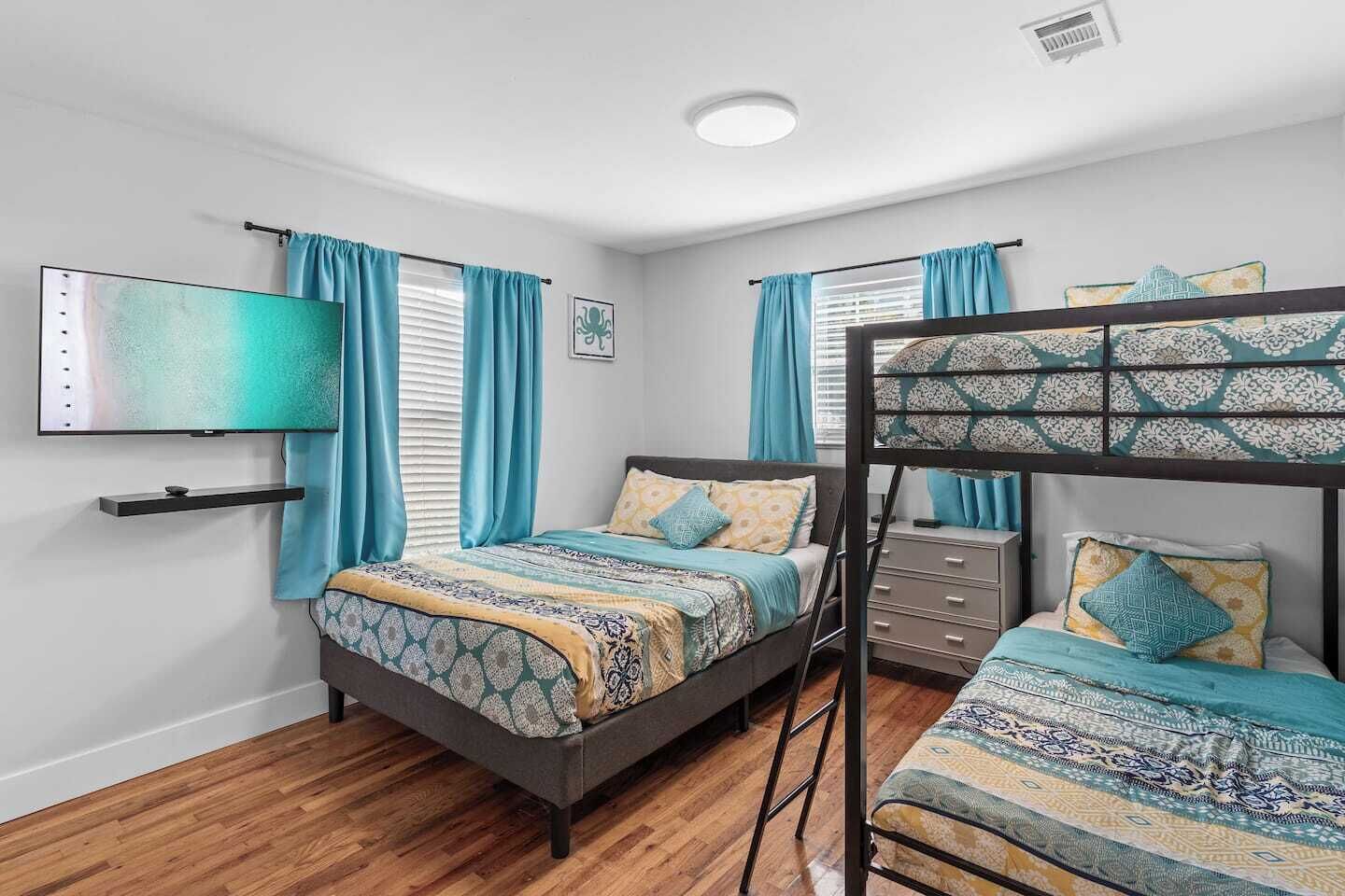 3 間睡房、記憶棉床墊、熨斗/熨衫板、可攜式嬰兒床