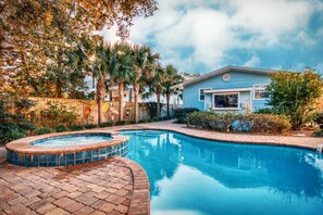 A heated pool - Amazing Private Heated Pool/Spa ⛱ 3min Walk To The Beach ⛱ Zula Life Beach House (Destin)
