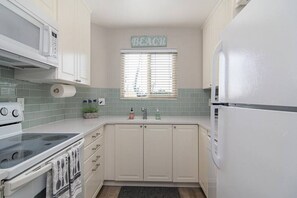 ثلاجة، ميكروويف، فرن، موقد طهي مسطح