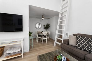 Smart TV, fireplace - Best in Pacific Beach 2bedroom+loft! (San Diego)