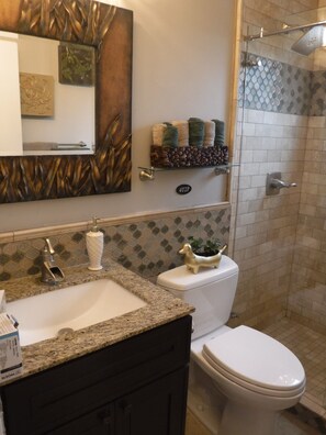 Shower, hair dryer, towels, soap - Quaint Italian Style Cottage in Sonoma CA  (Sonoma)