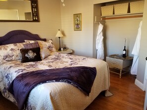 2 soverom, skrivebord, strykejern/-brett og wi-fi (inkludert)