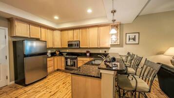 Réfrigérateur, micro-ondes, four, plaque de cuisson