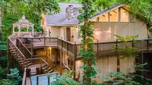 Property grounds - Peaceful 4BR Mountain Retreat, Hot Tub, Pet Friendly, Near Asheville (Asheville)