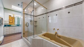 Ensemble douche/baignoire, sĂšche-cheveux, serviettes fournies, savon