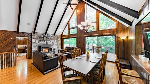 4BR Mountain Retreat Sleeps 12 with Hot Tub Pet Friendly 10min to Asheville