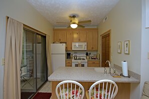 Fridge, microwave, oven, stovetop - 2 minutes from the shops and activities; Cozy 1 bedroom end unit. (Wintergreen)