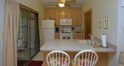 2 minutes from the shops and activities; Cozy 1 bedroom end unit.