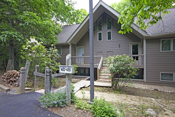 Exterior - 2 minutes from the shops and activities; Cozy 1 bedroom end unit. (Wintergreen)