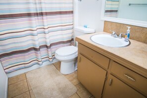 Ensemble douche/baignoire, sĂšche-cheveux, serviettes fournies, savon