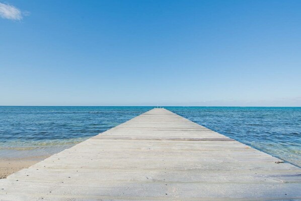 Private beach, sun loungers, beach towels - Villa Steps From The Sand (West Bay)