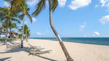 Yksityinen ranta, aurinkotuoleja, rantapyyhkeitä