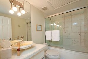 シャワー付き浴槽、ヘアドライヤー、タオル、石鹸