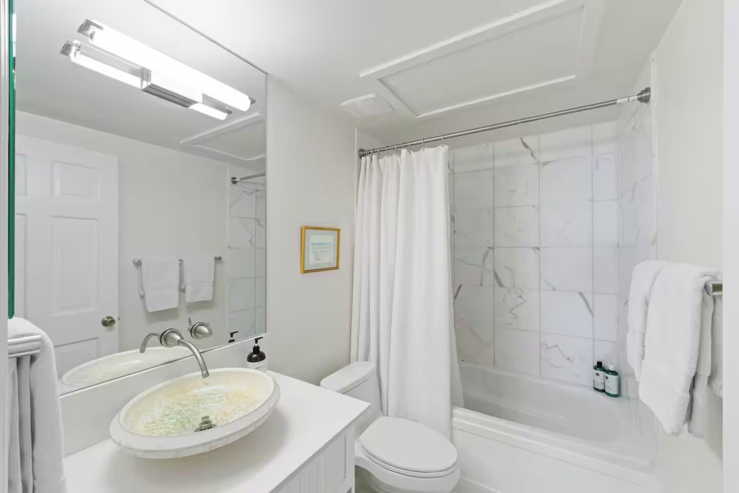 Kombinert dusj/badekar, hårføner, håndklær og såpe