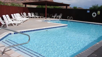Piscina all'aperto, una piscina riscaldata