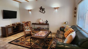 Smart-TV, Kamin, DVD-Player, Bücher