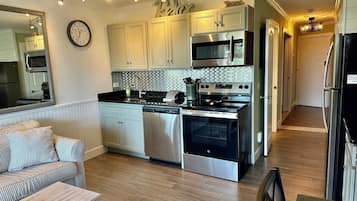 Kjøleskap, mikrobølgeovn, ovn og kokeplater