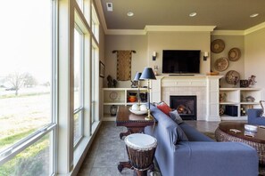 Älytelevisio, takka, kirjoja, stereot