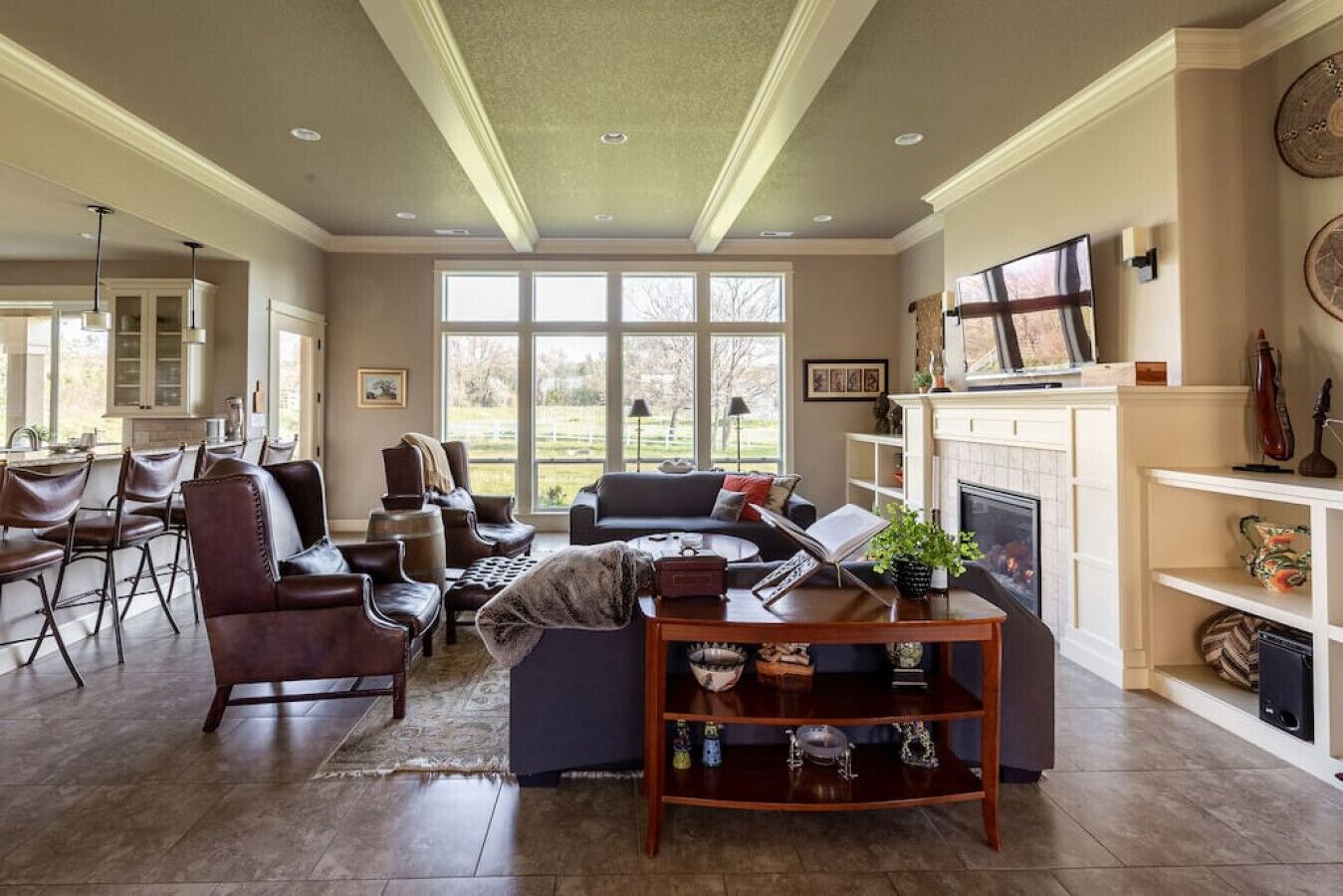 Smart TV, fireplace, books, stereo