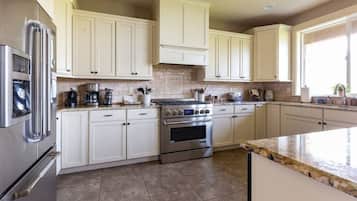 Køleskab, mikrobølgeovn, ovn, kogeplade