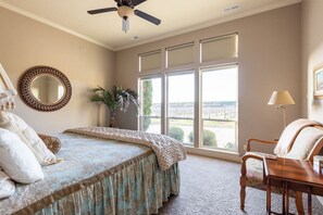 3 makuuhuonetta, työpöytä, silitysrauta/-lauta, vauvan matkasänky